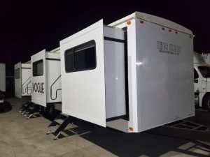 vogue-3-room-star-trailer-3AA8B5D8-4AF7-4EE8-A69C-CFDCFAE8887D