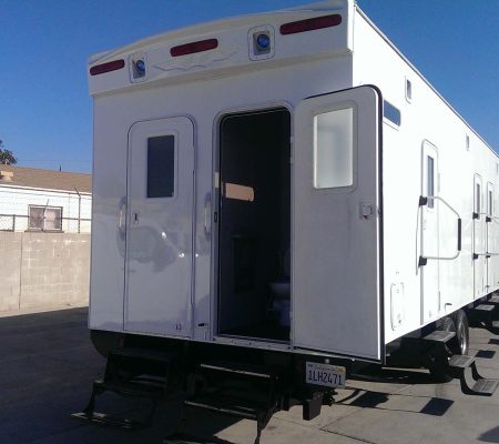 4-station-makeup-wardrobe-trailer-w-restrooms-IMAG2055