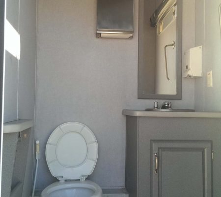4-station-makeup-wardrobe-trailer-w-restrooms-IMAG2057