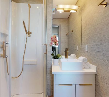 vogue-2-room-star-trailerVogue-S1-Restroom
