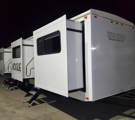 vogue-3-room-star-trailer-3AA8B5D8-4AF7-4EE8-A69C-CFDCFAE8887D